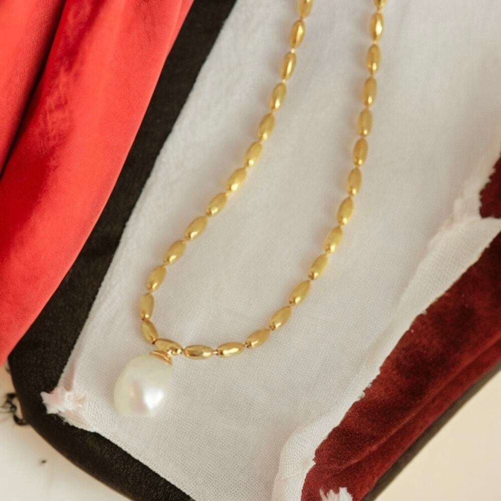 Elegant Gold Necklace with Pearl Pendant